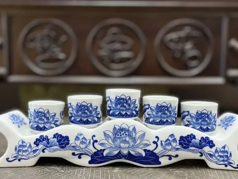 Tại sao người xưa dặn nước cúng đặt trên bàn thờ là nước lã? Những lưu ý khi dâng nước cúng không phạm kỵ