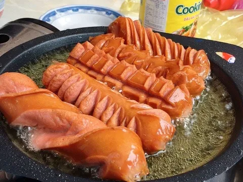 Chiên xúc xích bằng dầu là sai lầm – chuyên gia chỉ ra cách giúp món ăn ngon hơn, ít ai biết