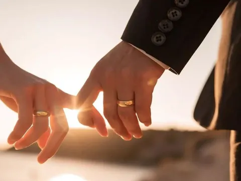 Hạnh phúc chạy lòng vòng: 2 tuổi lận đận tình duyên, kết hôn sớm càng khổ, 1 tuổi kết hôn muộn nhưng hạnh phúc