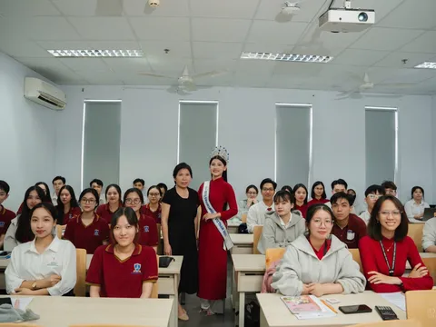 Hoa hậu Môi trường Việt Nam 2025 Trần Thị Mỹ Linh trở về thăm trường