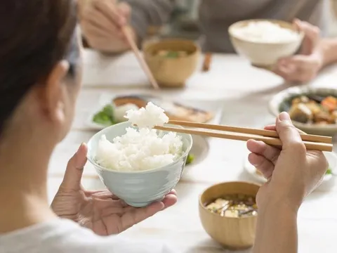Ăn cơm trắng ngày 3 bữa mà không sợ tiểu đường: Học ngay bí quyết giữ dáng, giữ sức khỏe của người Nhật