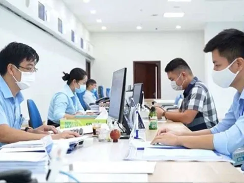 Cán bộ, công chức, viên chức được nhận 800.000 đồng/tháng trong 12 tháng khi nào?