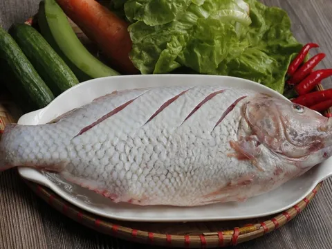 Ngâm cá vào nước vo gạo khử sạch mùi tanh, cá chắc ngọt thịt hơn hẳn