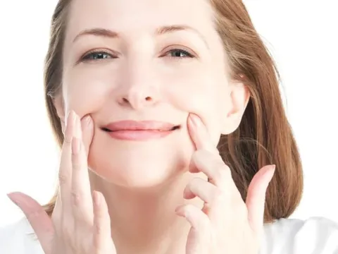 4 cách tự nhiên giúp giảm nếp nhăn khi cười và bọng mắt hiệu quả tại nhà