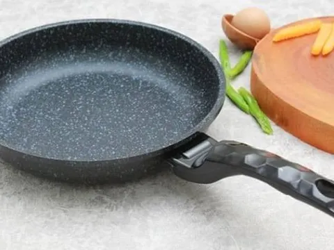 Chảo mất lớp chống dính đừng vội vứt đi, nhỏ vài giọt này vào chảo cũ cũng trơn bóng như mới