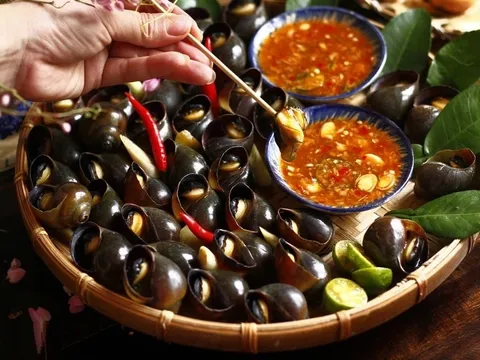 Luộc ốc đừng vội đổ nước vào nồi, thêm 1 bước này ốc sạch nhớt, béo ngon