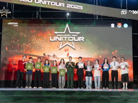 Double2T xuất hiện khác lạ tại Sao Nhập Ngũ Unitour