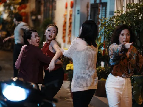 Việt Hương nhục nhã khi Băng Di bị “đánh ghen”