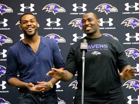 Jon Jones nghẹn ngào tưởng nhớ người anh quá cố: 'Di sản của anh truyền cảm hứng cho tôi mỗi ngày'