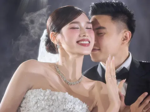 Tin nhắn lúc 4h sáng của chồng Hoa hậu Đỗ Thị Hà gây bão, dân mạng khen "chú rể 100 điểm"