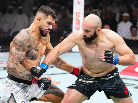 Azamat Murzakanov và cú đấm K.O. chấn động hạng dưới nặng UFC