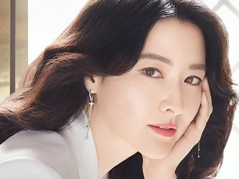 Lee Young Ae – “tường thành nhan sắc” với bí quyết giữ mái tóc khỏe đẹp ở tuổi 54
