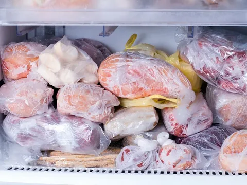 Nhiều người mắc K đại tràng, bác sĩ khuyên chớ dại ăn 3 món này khi để lâu trong tủ lạnh