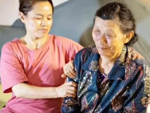 Kiểu “bất hiếu” mới thời hiện đại: Con cái ở bên nhưng cha mẹ càng thêm mệt mỏi, kiệt sức
