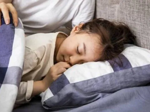 Sự khác biệt rõ ràng giữa trẻ ‘ngủ với mẹ’ và trẻ ‘tự ngủ’: Tác động bất ngờ ngay từ khi còn nhỏ