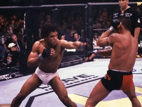 Cựu vương UFC Carlos Newton: 'Đây không phải là thể thao, đây là một trò lừa bịp'