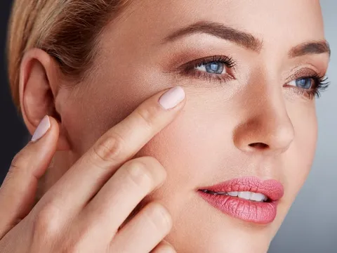 Nhai kẹo cao su – thói quen tưởng vô hại nhưng có thể gây hại cho da