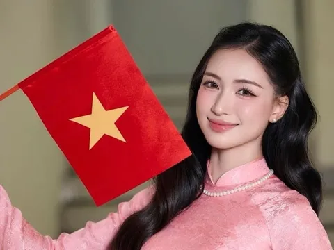 Hoà Minzy khiến fan lo lắng khi phải chống nạng đi dự sự kiện