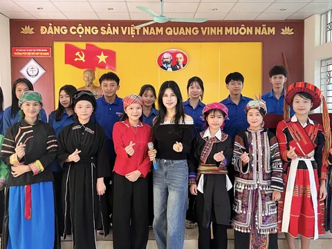 Bức vẽ “54 dân tộc Việt Nam” được ca sĩ Phúc Anh hoàn thiện sau hơn một năm