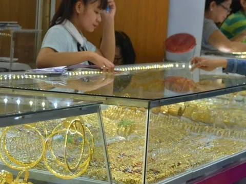 Giá vàng hôm nay (01/11): Vàng miếng SJC & vàng nhẫn đồng loạt sụt giảm mạnh gần 500.000 đồng/lượng