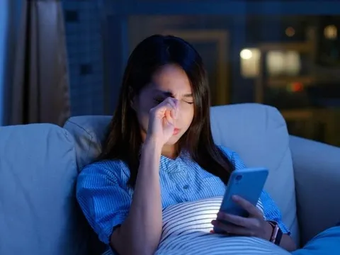 4 tác hại không ngờ tới của việc dùng điện thoại trước khi đi ngủ: Tự rút ngắn tuổi thọ và sức khỏe