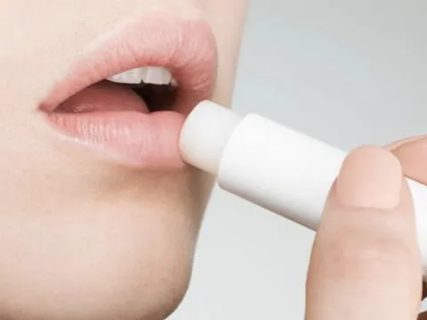4 tips cơ bản dưỡng môi mềm mịn ngày trở lạnh