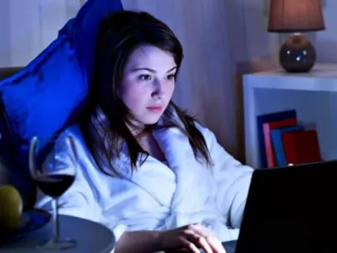 Cảnh báo: 4 thói quen tưởng vô hại đang âm thầm hủy hoại buồng trứng, tăng nguy cơ ung thư