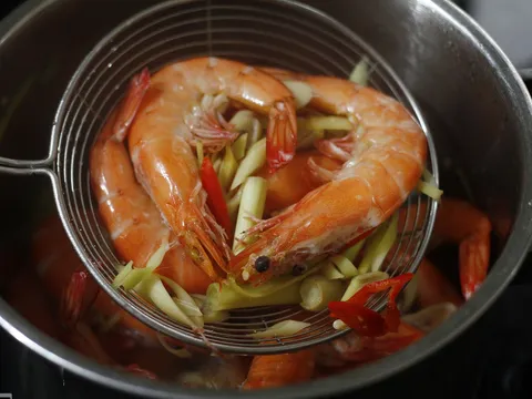 Luộc tôm thêm vào 1 thứ: Tôm lên màu đỏ đẹp, hết tanh- thịt ngọt