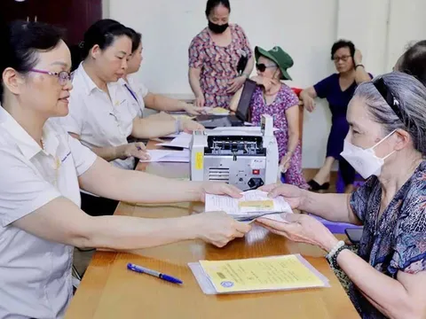 Nghỉ hưu năm 2025, đóng BHXH đủ 25 năm sẽ nhận lương hưu bao nhiêu mỗi tháng?