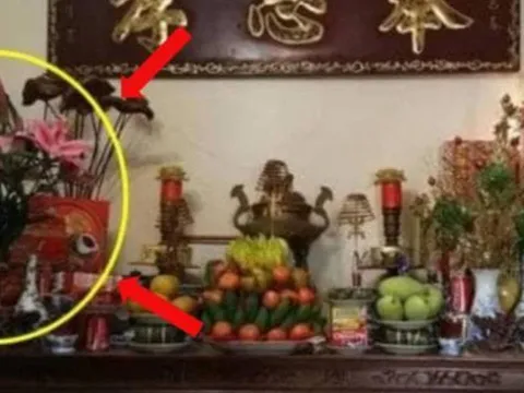Tại sao nhà giàu kiêng kỵ đặt lọ hoa bên trái bàn thờ? Bí quyết thắp hương ngày rằm bạn cần biết