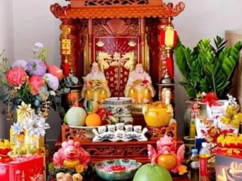 Thắp hương bàn thờ Thần Tài: Nên dùng 1, 3 hay 5 nén? Vì sao tránh số 7, 9?