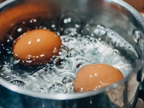 4 công dụng bất ngờ của nước luộc trứng