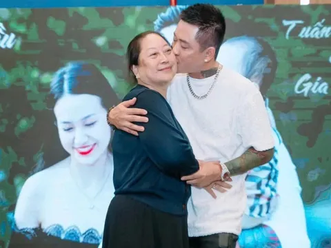 Tuấn Hưng tạm hoãn tour châu Âu, trở về Việt Nam chăm sóc mẹ ốm