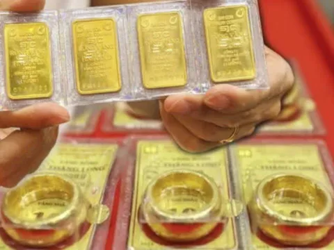 Giá vàng sẽ điều chỉnh sâu? Chuyên gia cảnh báo tác động từ chứng khoán và đồng USD