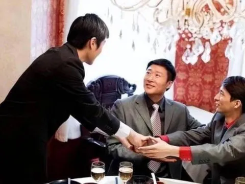 Người lớn tuổi khi đi tiệc rượu: 4 thói xấu tuyệt đối không phạm phải kẻo mất mặt