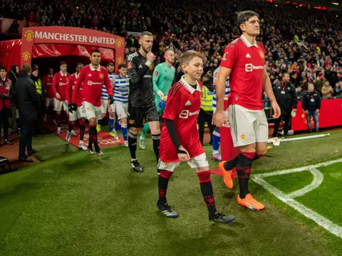 Giá vé mascot: Giấc mơ của trẻ nhỏ trị giá 2.000 Bảng và sự phẫn nộ tại Ngoại hạng Anh