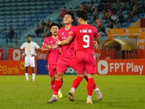 Quang Hải lập siêu phẩm, CAHN giành chiến thắng hủy diệt