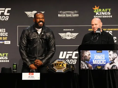 Jon Jones công khai 'nhận sai', tìm cách gặp trực tiếp Dana White để xin lỗi