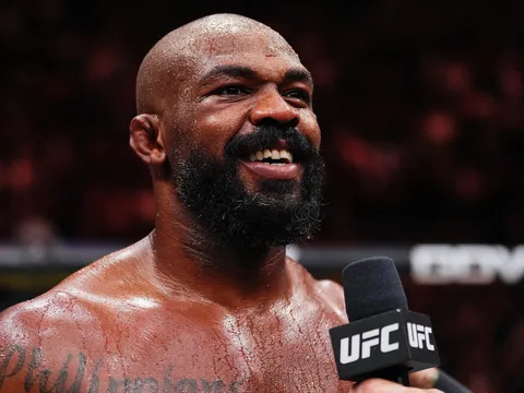 Jon Jones thẳng thừng chê bai Tom Aspinall: 'Chỉ là võ sĩ một màu'