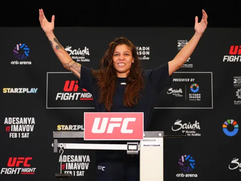 Chuyện dở khóc dở cười tại UFC: Nữ võ sĩ phải 'giả trai' để vào phòng xông hơi cắt cân