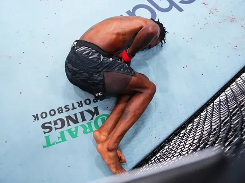 Luke Rockhold mỉa mai Kevin Holland: 'Đau gì mà đau đến thế?'