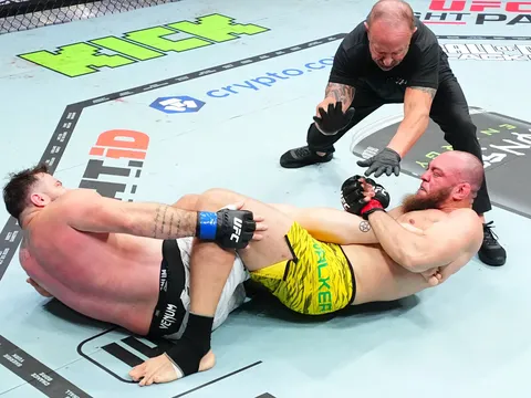 Valter Walker và chiến thắng chấn động: Gãy chân vẫn khóa siết đối thủ trong 84 giây