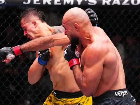 Cú đấm xoay người kinh hoàng: Christian Leroy Duncan khiến đối thủ 'trồng chuối' trên sàn đấu