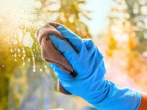 Bí quyết cực đơn giản giữ cửa sổ khô ráo không bị đọng hơi nước suốt mùa đông nồm ẩm