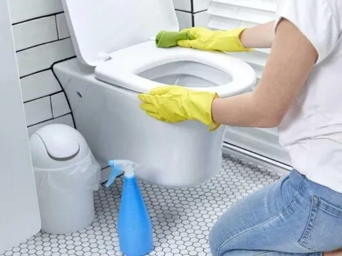 Bí quyết làm sạch vết ố vàng trong bồn cầu với 2 nguyên liệu rẻ tiền có sẵn trong bếp