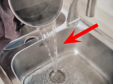 Đổ nước nóng vào bồn rửa bát gây ra 2 tác hại lớn, không phải ai cũng biết