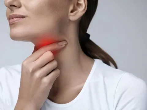 Tại sao các triệu chứng cảm lạnh thường bắt đầu từ cổ họng? Làm thế nào để giảm bớt sự khó chịu này?