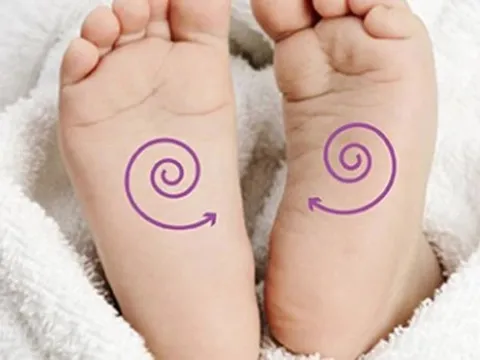 Trẻ sở hữu 5 dấu hiệu này ở bàn chân có "tướng số trời ban", mệnh tài phú, lớn lên giàu sang