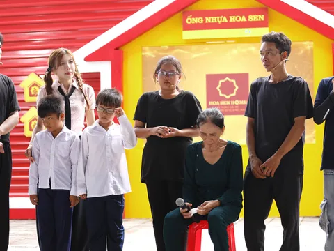 Huỳnh Lập và Lâm Hùng xúc động trước nghị lực của bé gái mồ côi mẹ ở Cà Mau