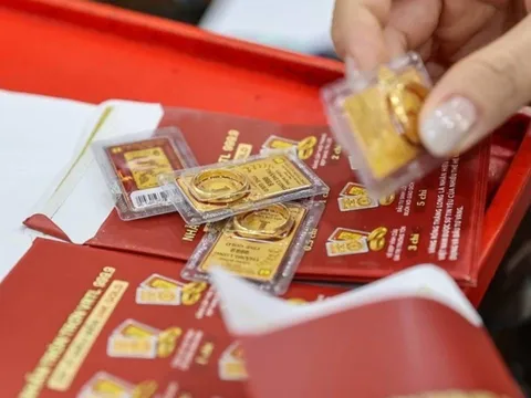 Giá vàng hôm nay 15/11: Lao dốc mạnh, thị trường chao đảo